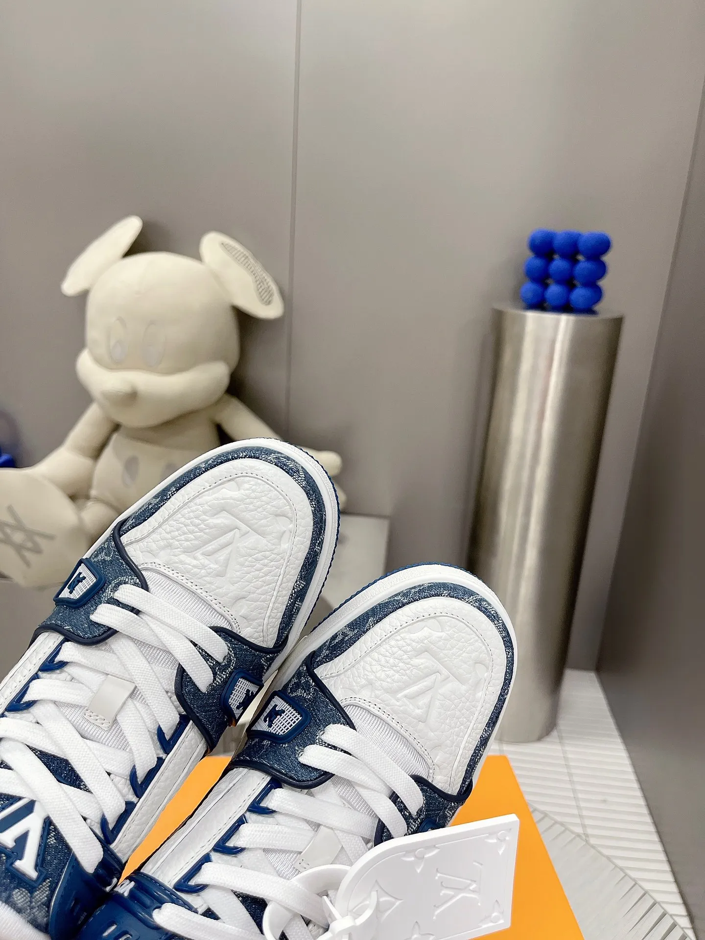 👟👟Ex-factory price 840👟👟The highest version on the Internet⚠️Feel free to compare! 2021🔥New model, purchase quality LV~Louis Vuitton by Virgin Abloh’s best-looking sneakers, Donkey Brand strongly recommends new products, official website limited edition retro basketball sneakers! Both high and low tops cost money to purchase 1:1 accurate replicas of the originals. The details are invincible, full of sincerity, imported custom-made original cowhide, the original package method is the same, the details are 100% restored, and the private model customized the original one-piece T👟👟factory price U outsole, which is different from other brands. Without the original version, this effect cannot be achieved! 35-45 (46 is custom-made and non-refundable) Some colors are available in women’s styles
